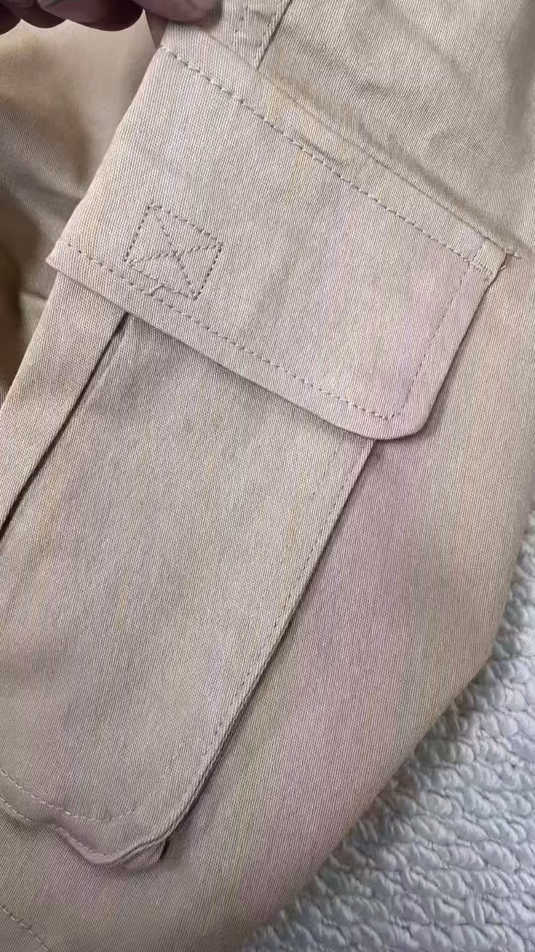 Close-up of secure heavy-duty flap cargo side pocket with reinforced stitching on men's stretch twill work shorts